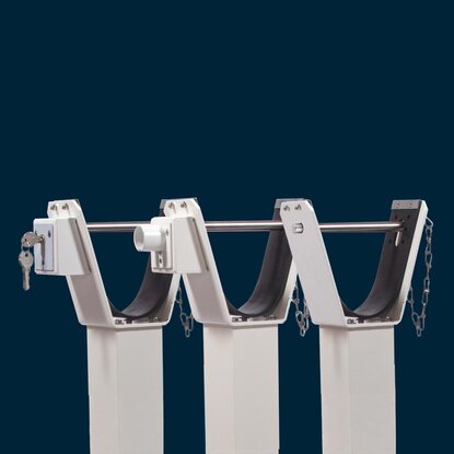 Locking device at the fixed support
