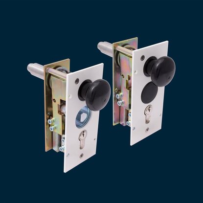 Locking device on the barrier stand